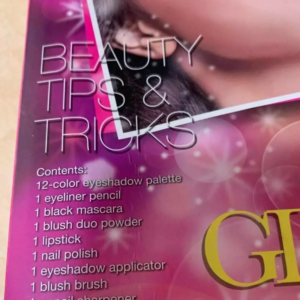 L.A. Colors On The Cover Beauty Kit 20 Piece Makeup Eyeshadow Lipstick Set